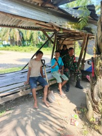 Babinsa Koramil 406-05/Muara Kelingi Jalin Keakraban dengan Warga Desa Suka Menang