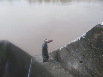 Antisipasi terjadi gumbencal di wilayah sertu pajri Maulani lakukan pengecekan debit air di wilayah binaan