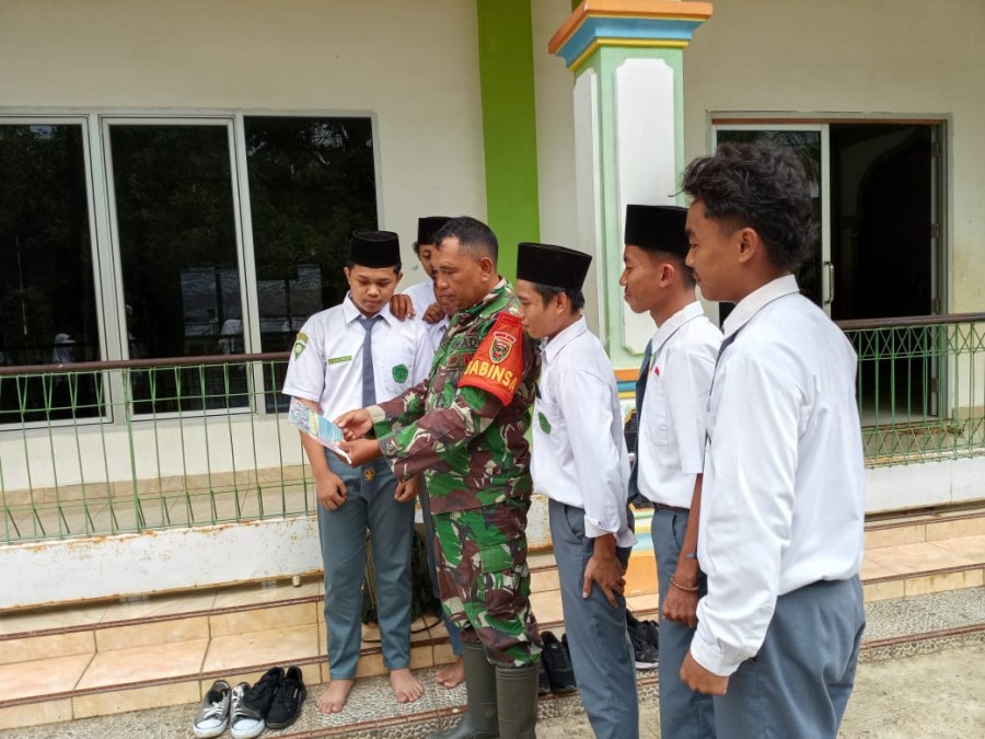 Babinsa Koramil 406-07/Jayaloka Sosialisasikan Penerimaan Prajurit TNI kepada Siswa SMA