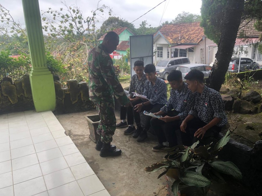 Babinsa Koramil 406-01/Rawas Ulu Ajak Remaja Binaan Menggapai Cita-cita Melalui Rekrutmen TNI AD