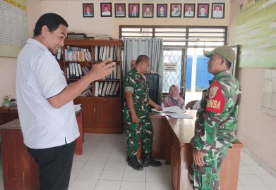 Babinsa Koramil 406-10/Lubuklinggau Timur Laksanakan Komsos dengan Staf Kelurahan Taba Pingin