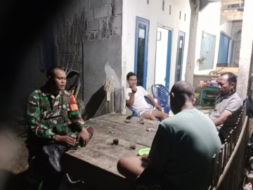 Babinsa Koramil 406-05/Muara Keling Laksanakan Patroli dan Monitoring Siskamling