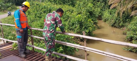 Anggota Koramil 406-07/Jayaloka Laksanakan Pengecekan Debit Air Sungai Bungin
