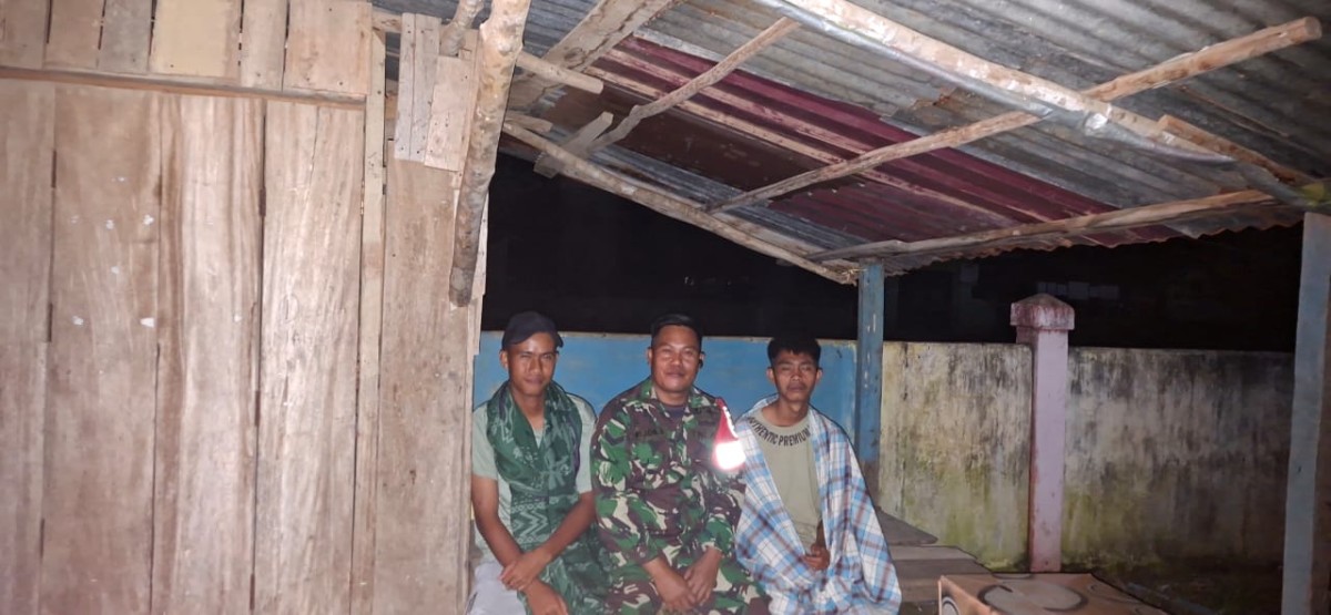 Babinsa Koramil 406-05/Muara Keling Laksanakan Patroli dan Monitoring Siskamling di wilayah binaan