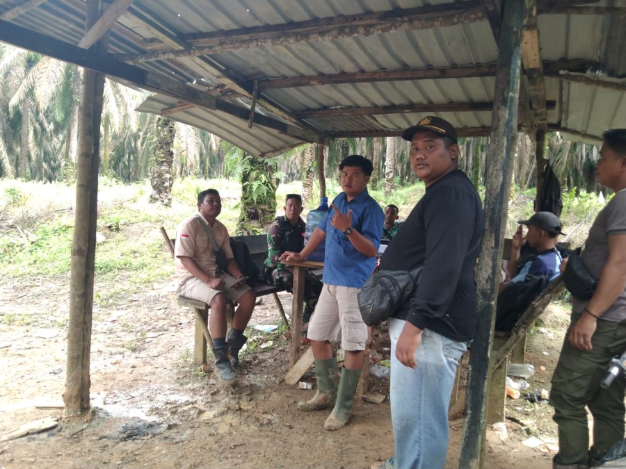 Babinsa Koramil 406-02/Rawas Ilir Laksanakan Komsos dengan Warga Desa Biaro Baru