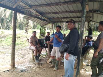 Babinsa Koramil 406-02/Rawas Ilir Laksanakan Komsos dengan Warga Desa Biaro Baru