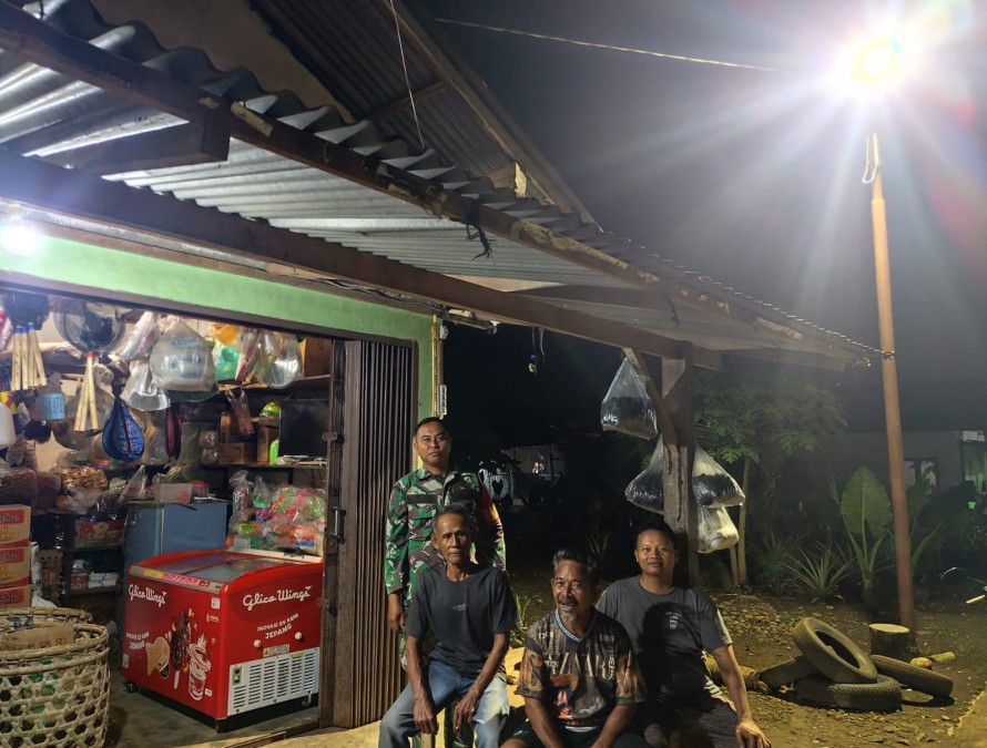 Ciptakan suasana yang kondusif di wilayah binaan Serka Ghufron lakukan patroli siskamling