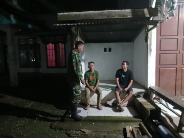 Ciptakan lingkungan yang kondusif Serda Samsul lakukan patroli siskamling di wilayah binaan