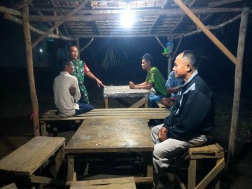 Babinsa Koramil 406-09/Terawas Terus Aktif Menjaga Keamanan Desa Melalui Patroli Siskamling