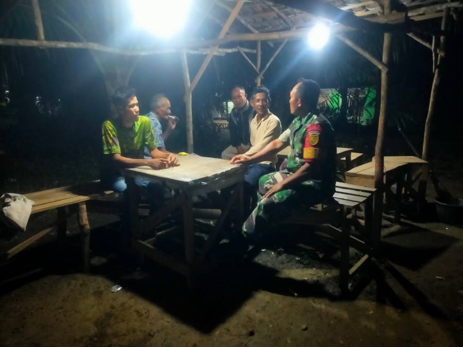 Serka Supadi Babinsa Koramil 406-09/Terawas lakukan patroli siskamling ciptakan lingkungan yang kondusif