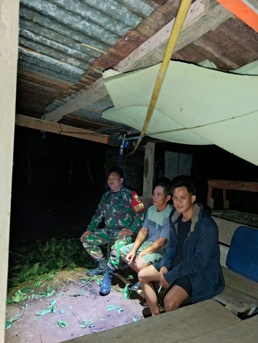 Ciptakan lingkungan yang kondusif Koptu seftiansyah Babinsa Koramil 406-06/Tugumulyo lakukan patroli siskamling di wilayah binaan