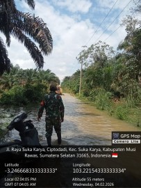Babinsa Koramil 406-07/Jayaloka Laksanakan Pemantauan Banjir di Desa Ciptodadi I