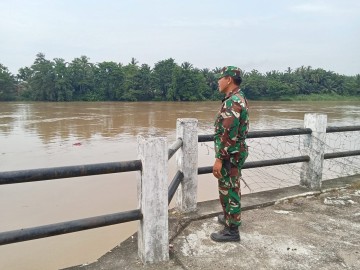 Musim penghujan tiba Babinsa Koramil 406-04/muara Lakitan aktif lakukan patroli sungai