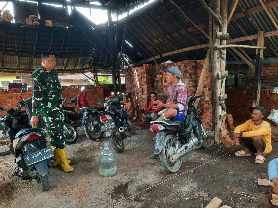 Tingkatkan kerjasama di wilayah binaan Serma Didik Irawan sambangi masyarakat pembuat batu bata di wilayah binaan.