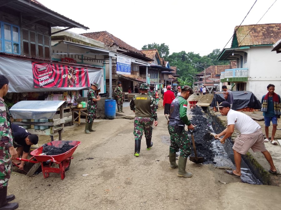 Ciptakan lingkungan yang Asri pelda Andri Susanto bersama Babinsa dan masyarakat lakukan korpe(pembersihan )masalah di desa karang Anyar