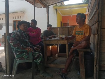 Melalui Komsos Babinsa ajak Warga bahas tentang ke amanam Desa Ketapat Bening