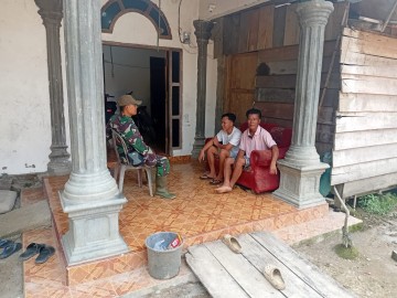 Babinsa Koramil 406-02/Rawas Ilir Laksanakan Komunikasi Sosial Bersama Warga di Kelurahan Karang Dapo