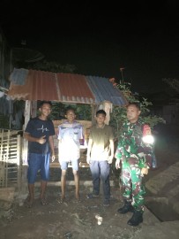 BABINSA SERTU AGUS Y LAKSANAKAN PATROLI MALAM DAN MONITORING SIS KAMLING DI DESA SERIKARYA