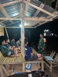 SERDA JONI, BABINSA KORAMIL 406-04/MUARA LAKITAN, LAKSANAKAN PATROLI DAN MONITORING SIS KAMLING DI DESA PRABUMULIH 2