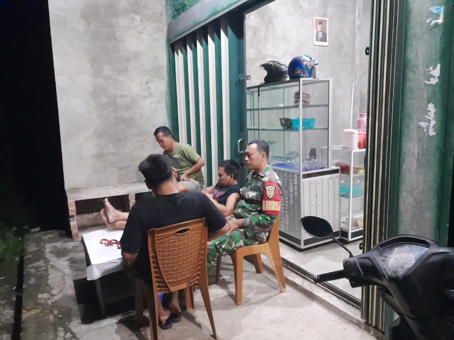 Babinsa Koramil 406-03/Rupit Patroli Siskamling, Sambangi Tokoh Pemuda di Desa Karang Anyar