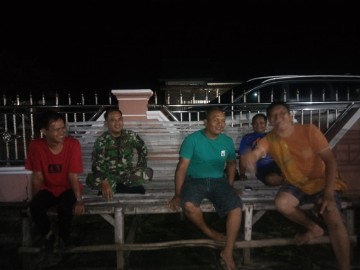 Serma Dekki Adi Kusuma Laksanakan Patroli Siskamling, Jaga Keamanan dan Kenyamanan Desa Lubuk Rumbai