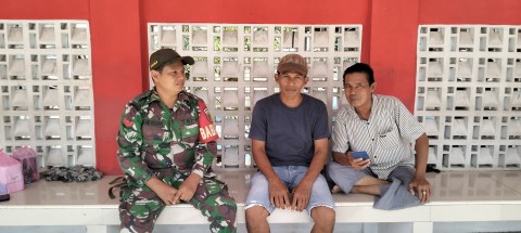 Babinsa Koramil 406-02/Rawas Ilir Laksanakan Komsos Bersama Warga Bahas Jaga Malam