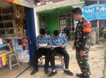 Babinsa Koramil 406-01/Rawas Ulu Sosialisasikan Penerimaan Beasiswa Penuh S1 Unhan RI kepada Warga