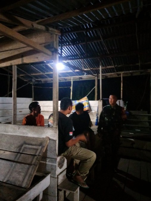 BABINSA KORAMIL 406-03/MUARA RUPIT LAKSANAKAN PATROLI SISKAMLING MALAM DI DESA KARANG ANYAR