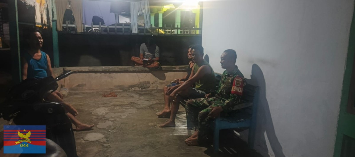 Babinsa Koramil 406-05/Muara Kelingi Laksanakan Patroli Siskamling di RT 04 Kelurahan Muara Kelingi