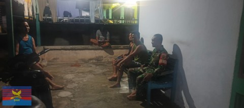 Babinsa Koramil 406-05/Muara Kelingi Laksanakan Patroli Siskamling di RT 04 Kelurahan Muara Kelingi