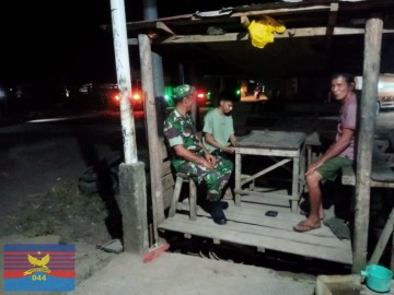 BABINSA KORAMIL 406-04/MUARA LAKITAN SERTA SUTARNO LAKSANAKAN PATROLI DAN MONITORING SISKAMLING 