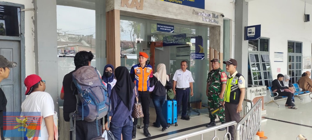 Babinsa Koramil 406-08/Lubuk Linggau Monitoring Stasiun KAI Jelang Arus Mudik Idul Fitri
