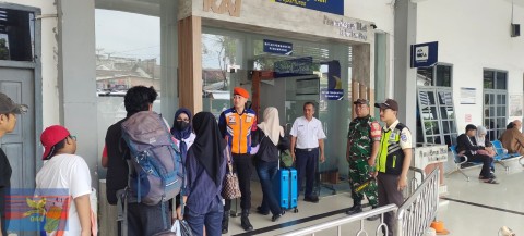 Babinsa Koramil 406-08/Lubuk Linggau Monitoring Stasiun KAI Jelang Arus Mudik Idul Fitri