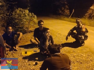 SERDA MARDIAN BABINSA KORAMIL 406-07/JAYALOKA TERUS LAKSANAKAN PATROLI SISKAMLING DI KECAMATAN SUKAKARYA