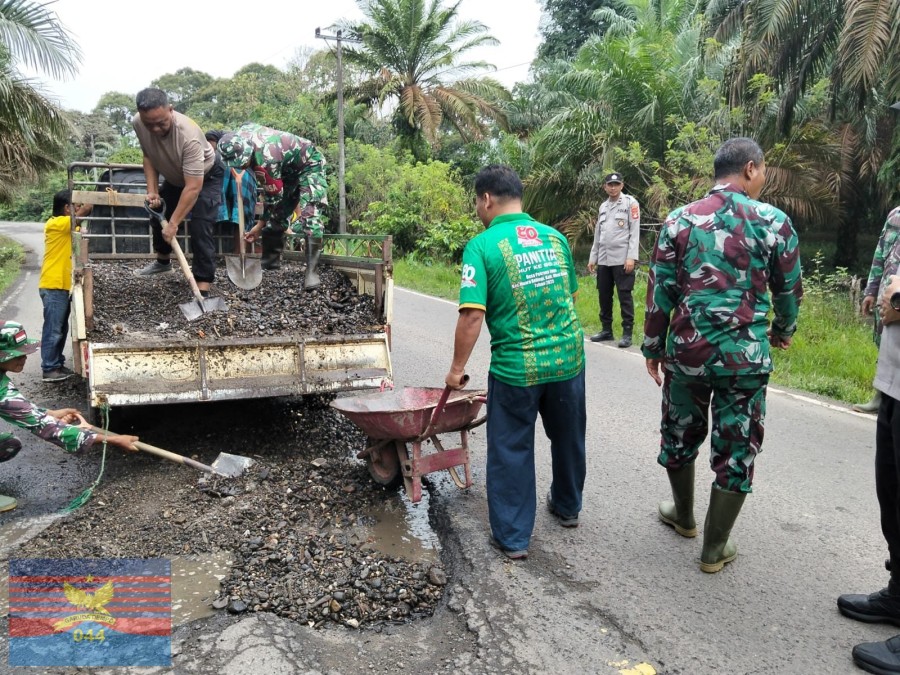 Kodim 0406/Lubuklinggau Hadir untuk Masyarakat: Penambalan Jalan Berlubang di Kecamatan Muara Kelingi Demi Kenyamanan Arus Mudik