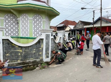 Anggota Koramil 406-03/Rupit Bersama Polri, Satpol PP dan Warga Laksanakan Korve Bersihkan Masjid Jami’