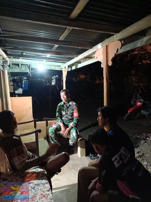 Babinsa Koramil 406-07/Jayaloka Sertu Yudha Ade Hermawan Patroli Siskamling Jaga Stabilitas Keamanan di Bulan Ramadhan