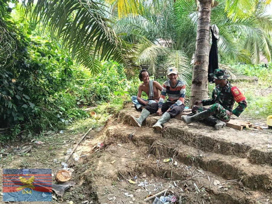 Babinsa Koramil 406-02/Rawas Ilir Laksanakan Komunikasi Sosial Bersama Warga Desa Pauh