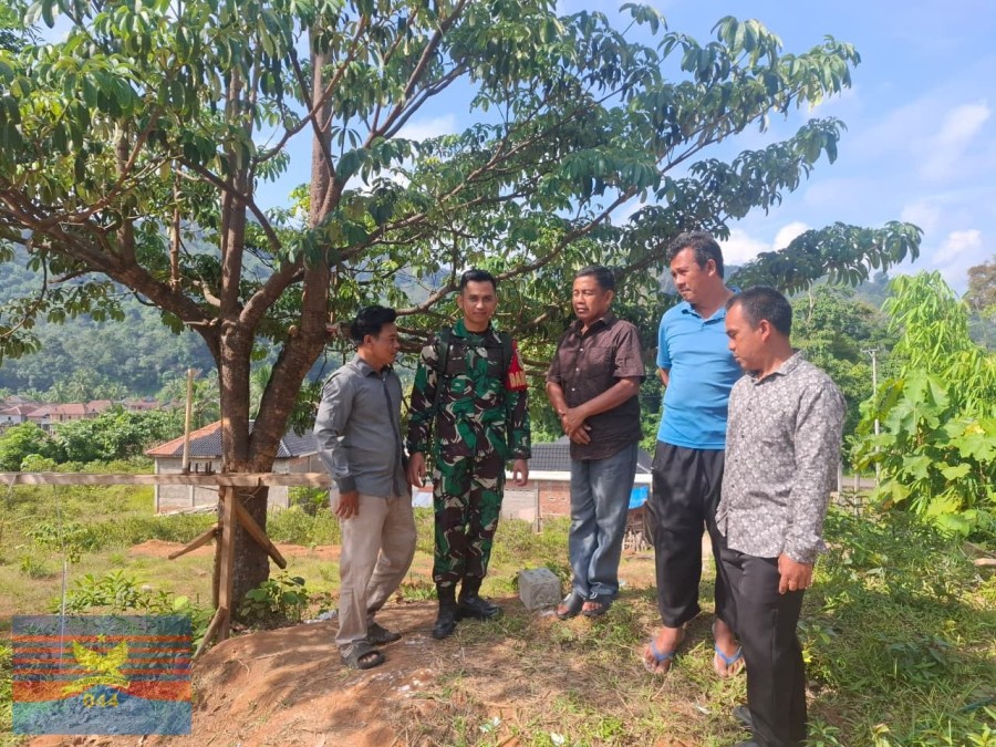 BABINSA KORAMIL 406-01/RAWAS ULU LAKSANAKAN KOMSOS BERSAMA MASYARAKAT DESA PULAU LEBAR