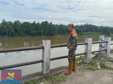 BABINSA KORAMIL 406-04/MUARA LAKITAN AKTIF PATROLI CEK DEBIT AIR UNTUK PREVENSI BENCANA