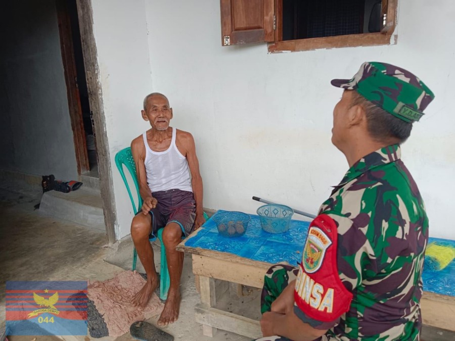 Babinsa Koramil 406-07/Jayaloka Aktif Laksanakan Komsos dengan Warga Desa Purwodadi
