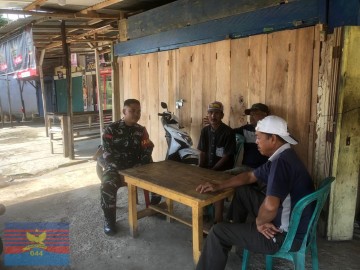 Babinsa Koramil 406-01/Rawas Ulu Laksanakan Komsos Bersama Masyarakat Desa Lesung Batu