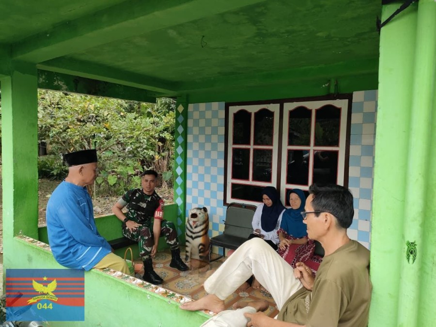 Babinsa Koramil 406-01/Rawas Ulu Laksanakan Komsos dan Silaturahmi Bersama Warga Desa Pulau Lebar