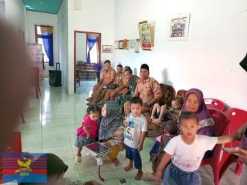  Babinsa Koramil 406-03/Rupit Laksanakan Komsos Bersama Perangkat Desa dan Warga di Desa Terusan