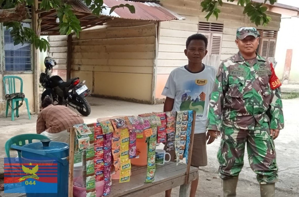 BABINSA KORAMIL 406-02/RAWAS ILIR PERERAT SILATURAHMI DENGAN WARGA BINAAN DALAM SUASANA IDUL FITRI