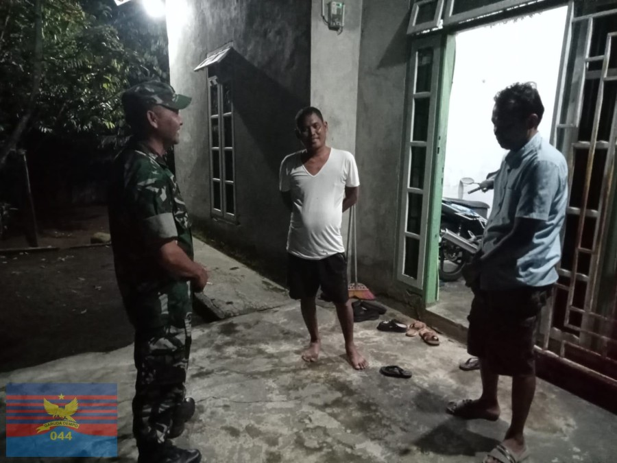 Babinsa Koramil 406-07/Jayaloka Laksanakan Patroli Pos Kamling di Desa Tempelat