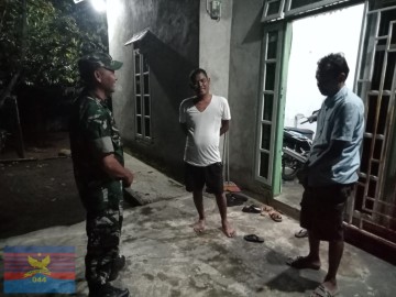 Babinsa Koramil 406-07/Jayaloka Laksanakan Patroli Pos Kamling di Desa Tempelat