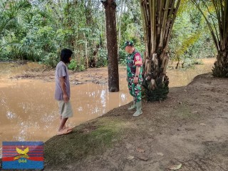 Babinsa Koramil 406-07/Jayaloka Aktif Cek Debit Air Sungai, Antisipasi Banjir di Wilayah Binaan