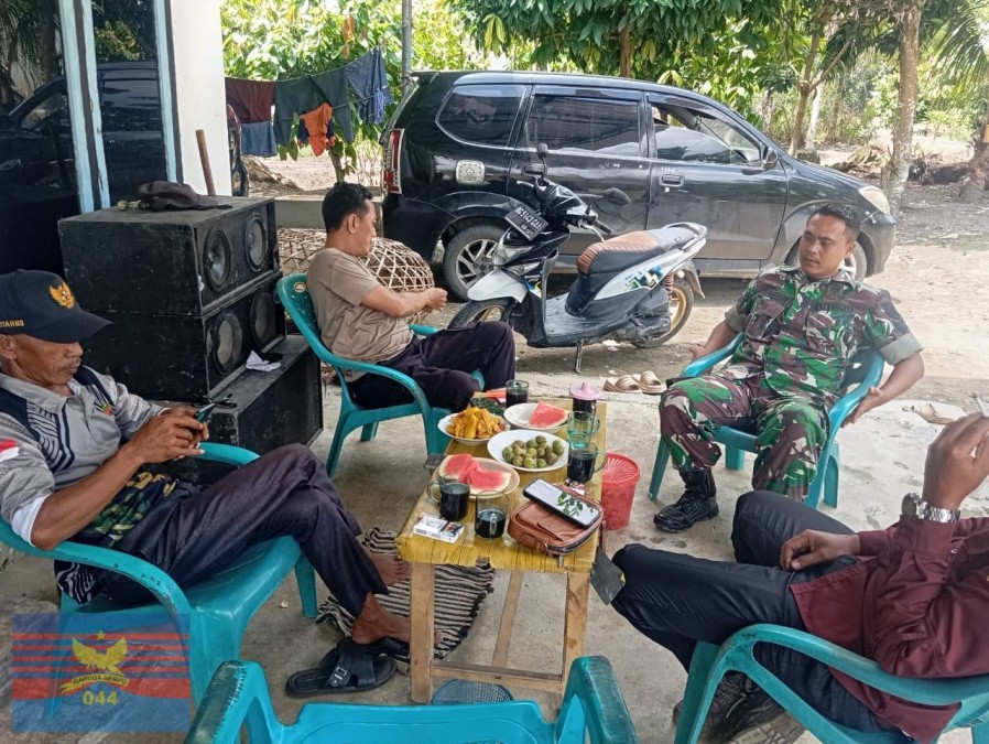 Babinsa Koramil 406-04/Muara Lakitan Laksanakan Anjangsana, Pererat Silaturahmi di Desa Sumberejo