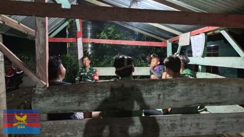 Babinsa Koramil 406-07/Jayaloka Ajak Warga Tingkatkan Siskamling Demi Keamanan Desa